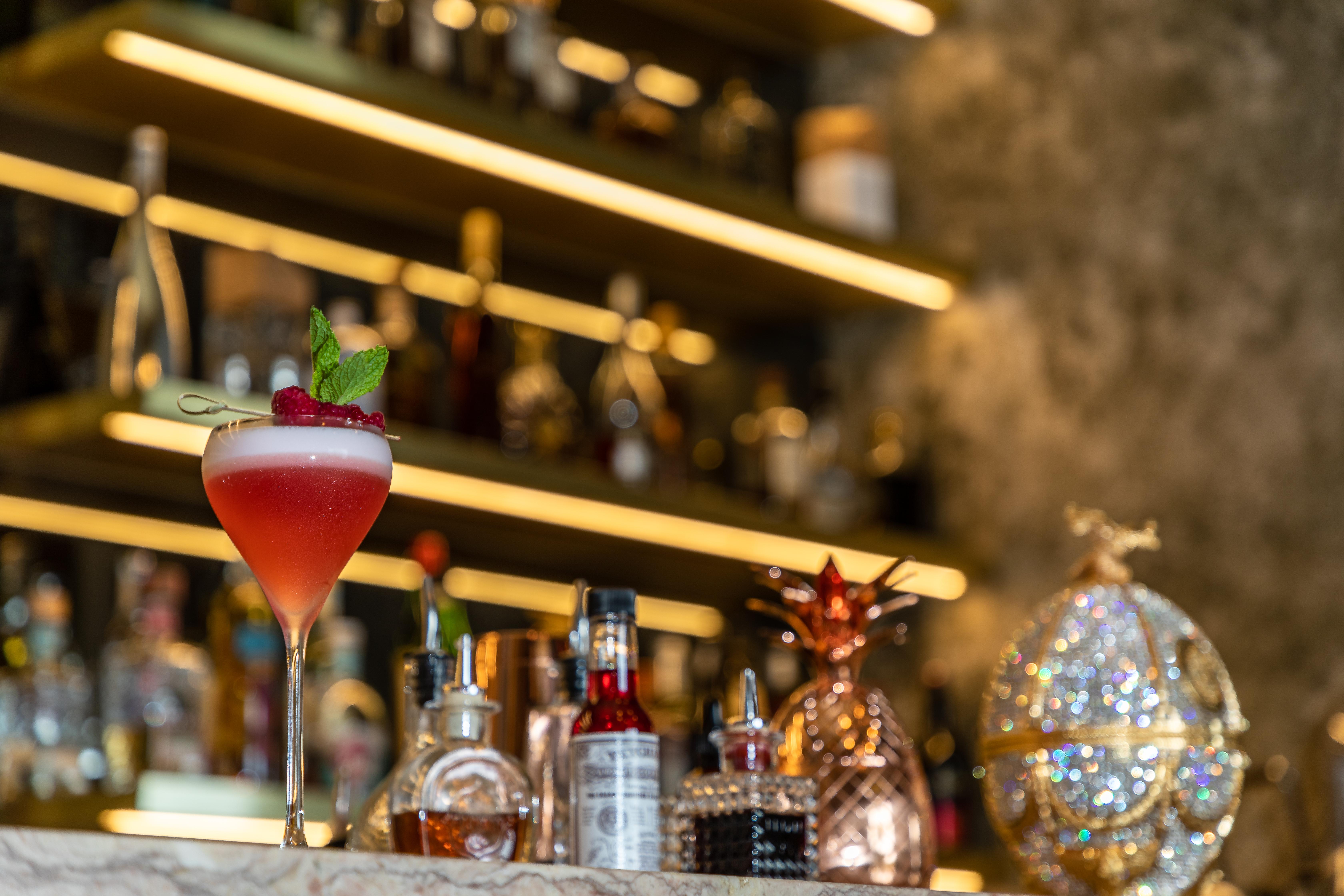 Vila Foz Hotel & Spa - Member Of Design Hotels Порто Екстериор снимка A cocktail at the bar