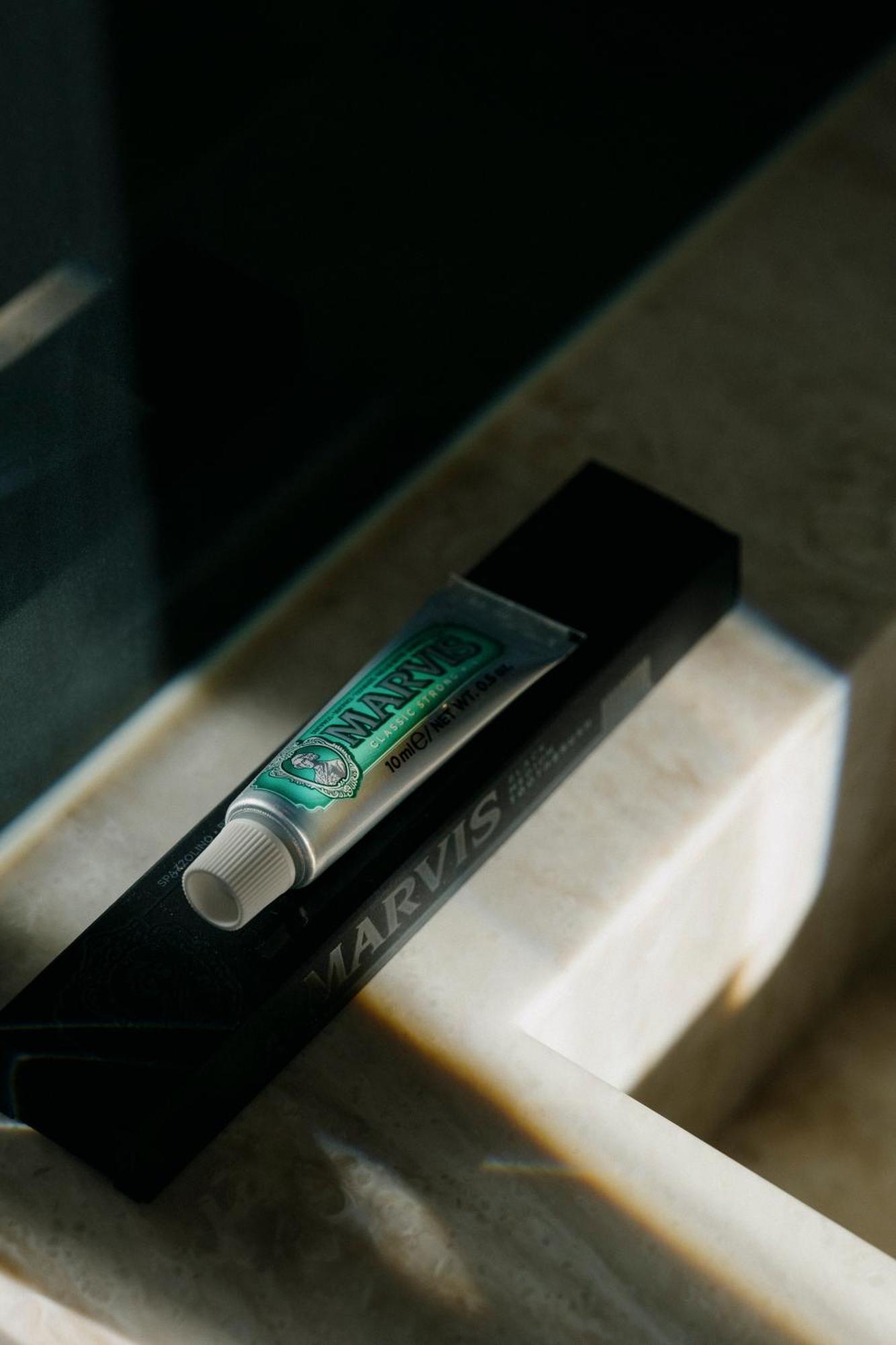 Vila Foz Hotel & Spa - Member Of Design Hotels Порто Екстериор снимка A tube of cannabis resin