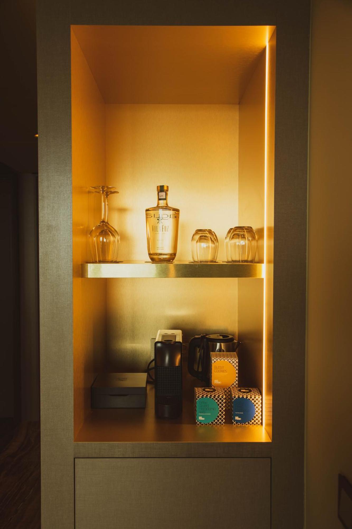 Vila Foz Hotel & Spa - Member Of Design Hotels Порто Екстериор снимка A Nespresso machine in a hotel room