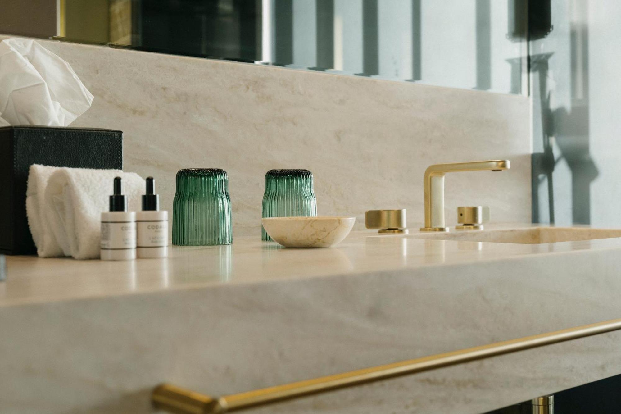 Vila Foz Hotel & Spa - Member Of Design Hotels Порто Екстериор снимка Bathroom fixtures