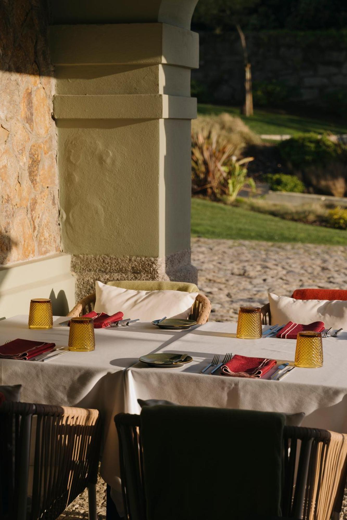 Vila Foz Hotel & Spa - Member Of Design Hotels Порто Екстериор снимка A table set for dinner