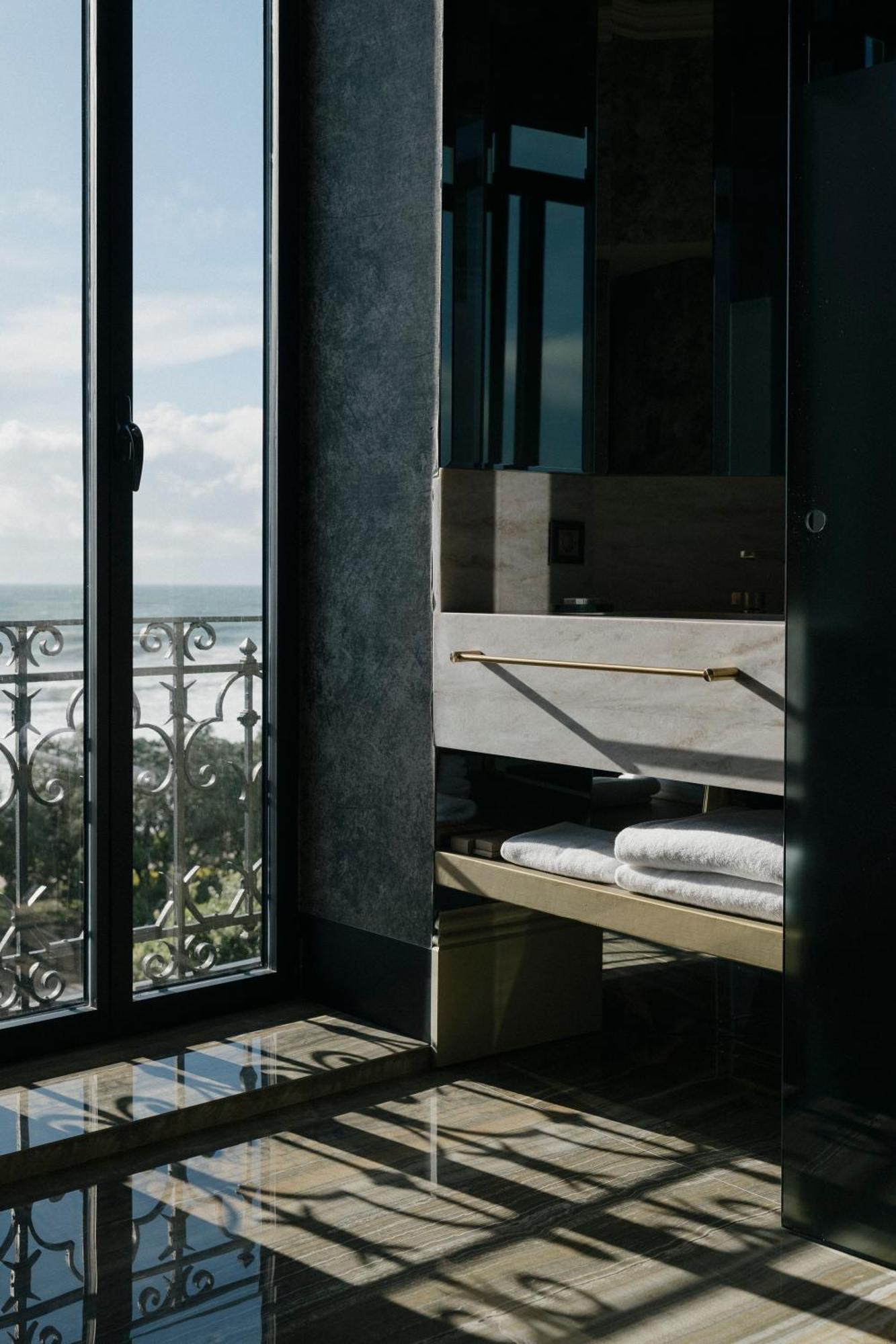 Vila Foz Hotel & Spa - Member Of Design Hotels Порто Екстериор снимка A bathroom at the hotel